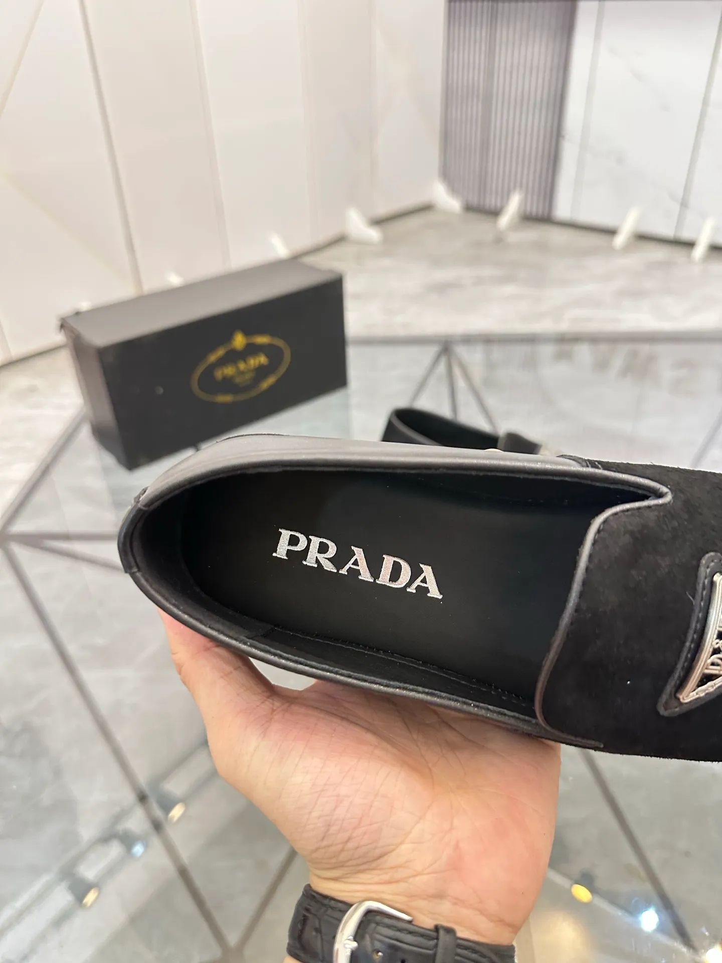 Selling men's shoes 💰: 💰P460¥ Product trademark: Prada* "Prada*" slip-on shoes, lazy shoes, regular size: 38-44. (Can be customized to 45.) Product materials: imported first-layer cowhide upper, water-dyed cowhide lining, original outsole. No.: D301